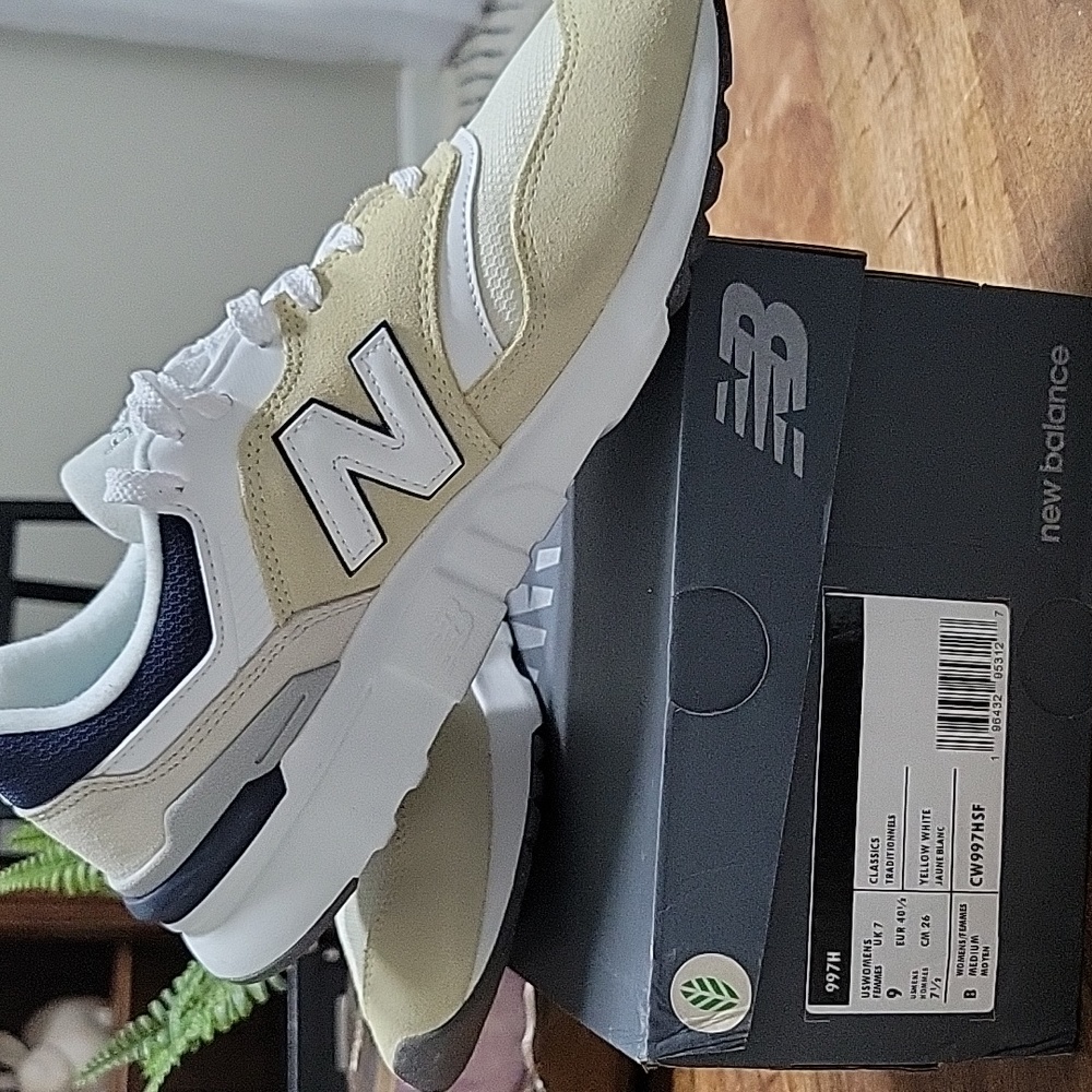 New Balance Women's Sneaker